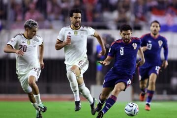 Mikel Merino rescata una vez más a España en un duelo agónico