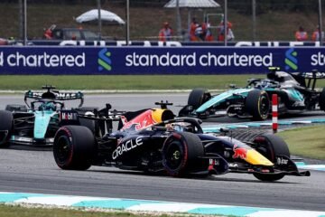 Verstappen brilla en el caos de Sepang y Alonso logra su mejor resultado