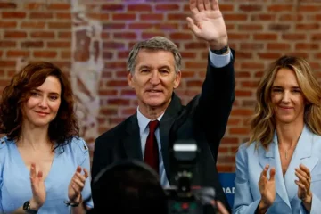 Feijóo: «Yo no bailo en los mítines, ni beso a mí pareja, pero tampoco robo, miento, ni me voy de vacaciones cuando invaden mi país»