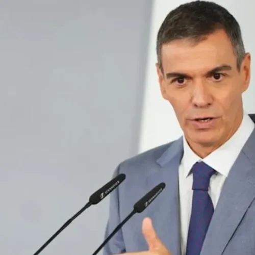 El PSOE y Frente Amplio buscan crear una alianza insólita en el Senado