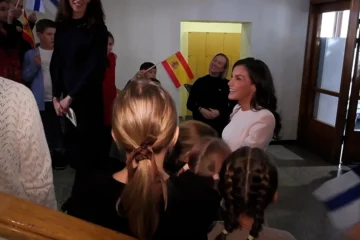 Los estudiantes de un colegio de Helsinki sorprenden a la reina Letizia cantando una canción de Perales