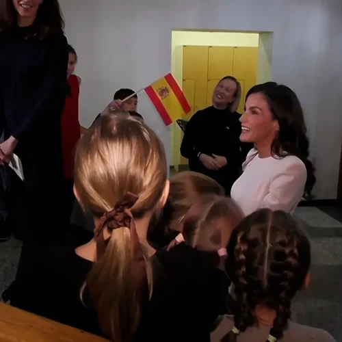 Los estudiantes de un colegio de Helsinki sorprenden a la reina Letizia cantando una canción de Perales
