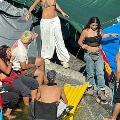 La fuente de Sol convertida en un ‘parque acuático’ por los acampados